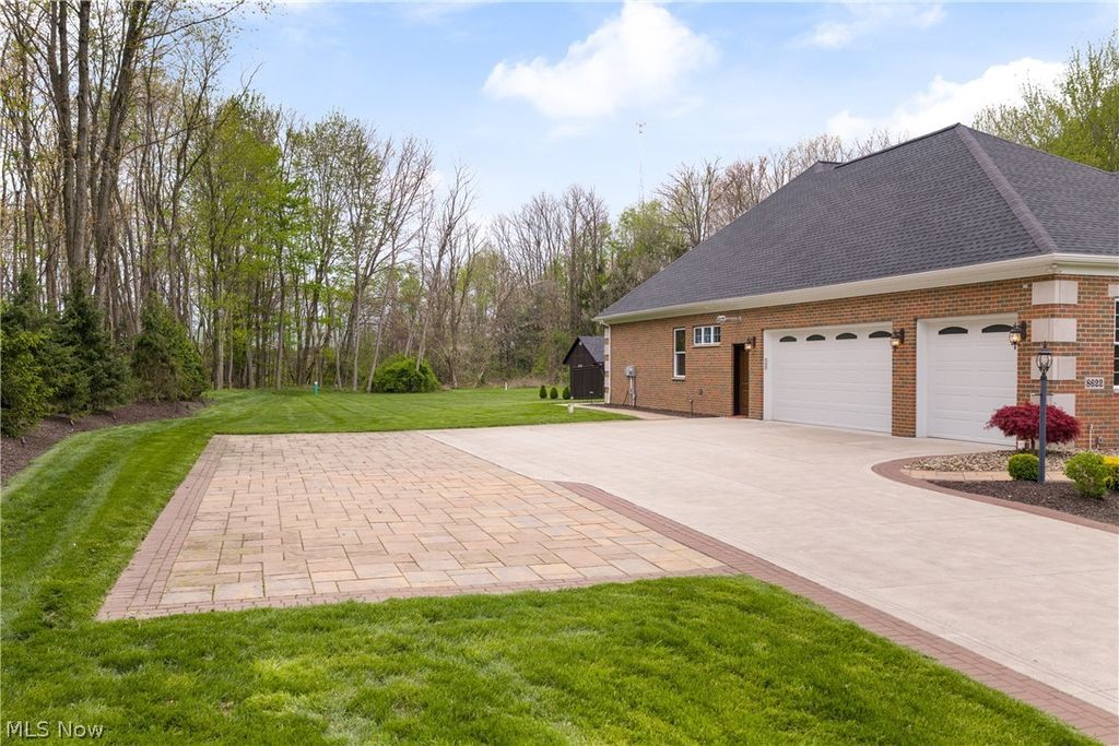 Photo of 8622 Hunters Ridge Run, Wadsworth, OH 44281 (MLS # 5205102)
