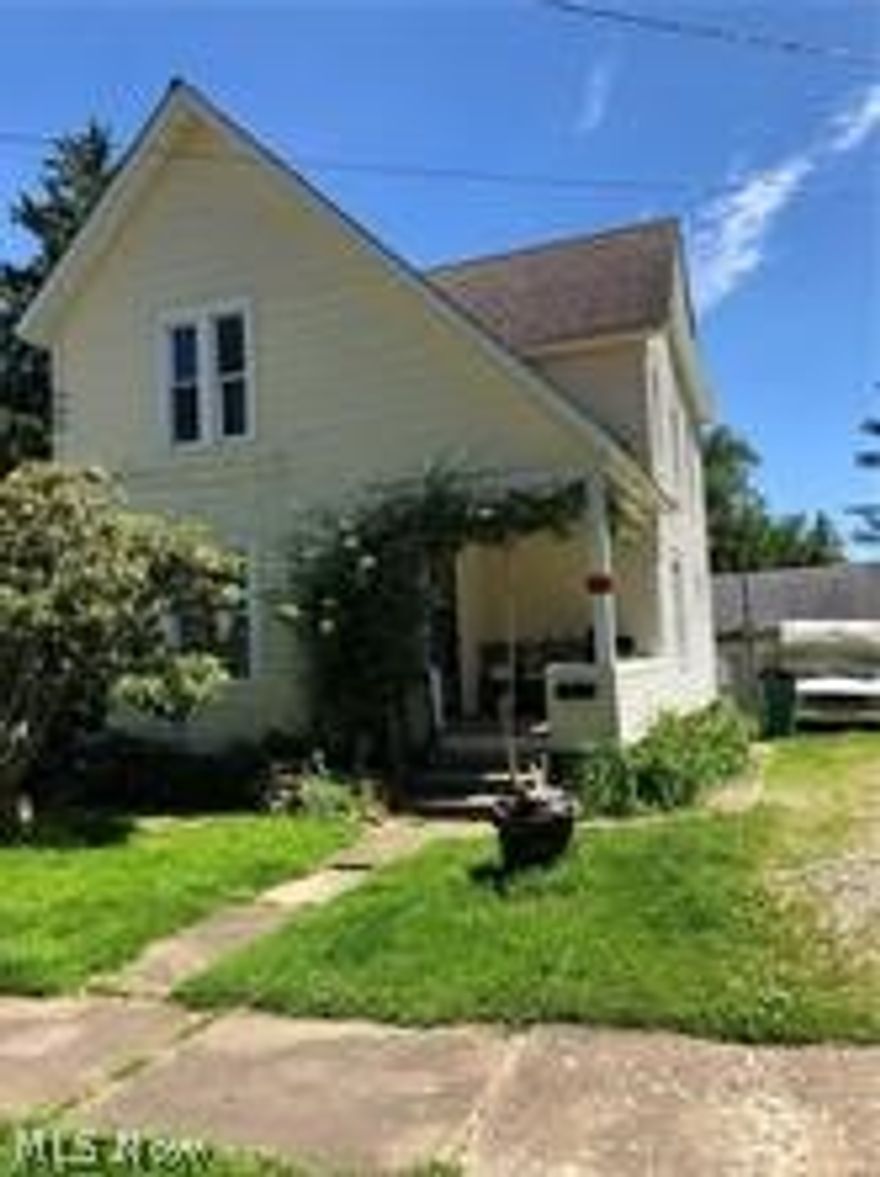 This is a duplex with a 2 BR/1 Bath apartment up and a 2 BR/1 Bath apartment down.  The downstairs apartment needs a little TLC, consequently it is priced accordingly.  Neither unit is currently rented so you have the options of getting your own tenants.  This apartment complex is within walking distance of the Dollar Store and downtown shopping and banks.     It has a nice garage as well as a back yard.  It would be a good income.  Live in one and rent the other unit out to help pay for you house payment.  Call today for a showing today!