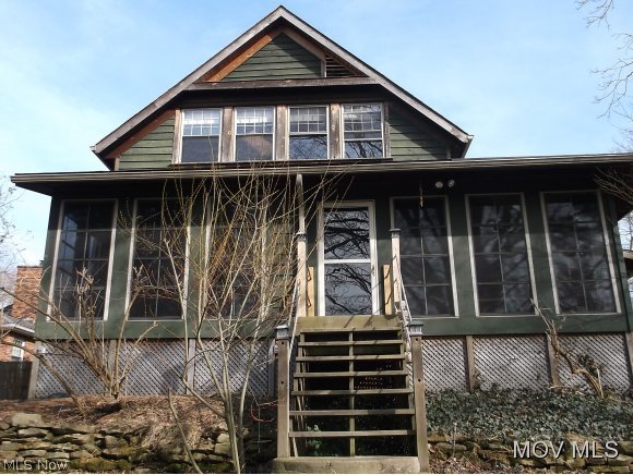 New stainless appliances, never used, new carpet in Master bedroom, updated baths, updated kitchen cabinets and counter, master bedroom with 8x15 sitting area. Enclosed back porch with hot tub is L-shaped 16x15 & 8x14. Kitchen has breakfast area 20x16 Elem: Putnam Elementary School Elem/Bus: Y JrHigh: Marietta Middle School School JrHigh/Bus: Y High: Marietta High School High/Bus: N Fire: CIT Police: CTY ;SQFT=Fin L1:1447, Fin L2:1040, Fin Above:2487, Fin Total:2487, Unfin Above:364;GAR= 2 Car Det, Opener(s);PRKG= Off Street