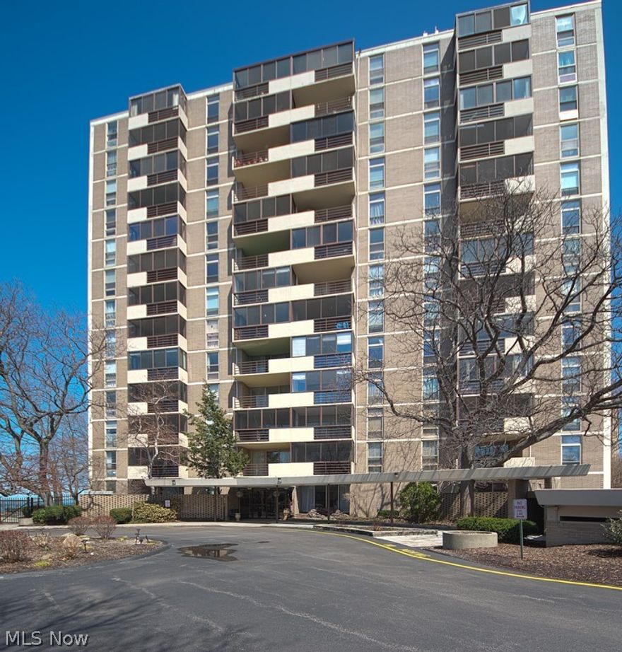 Lakefront lifestyle! This spacious 2 bedroom, 2 full bath condo features an open concept. The large screened-in balcony is a perfect extension to this lovely home. Amenities include a penthouse party room, exercise room, heated pool, park-like picnic area with amazing views and an underground garage. Ideally located to all shopping needs.