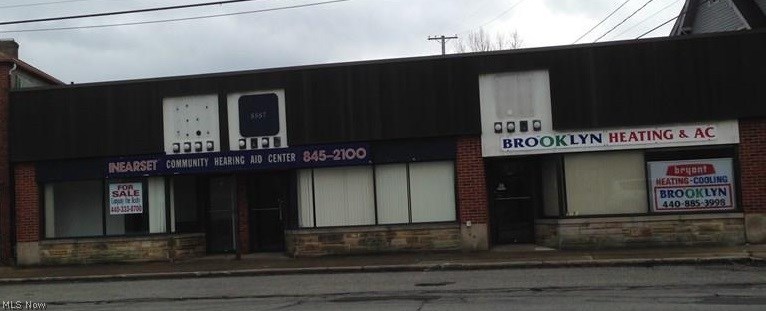 Wide open retail space. 1,500 sq ft. All businesses welcome.