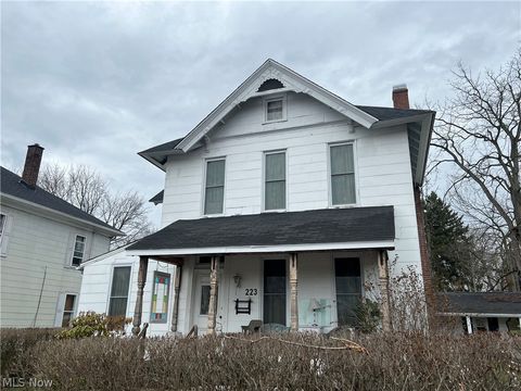 Homes For Sale - 223 S Main Street<br/> Columbiana, OH 44408