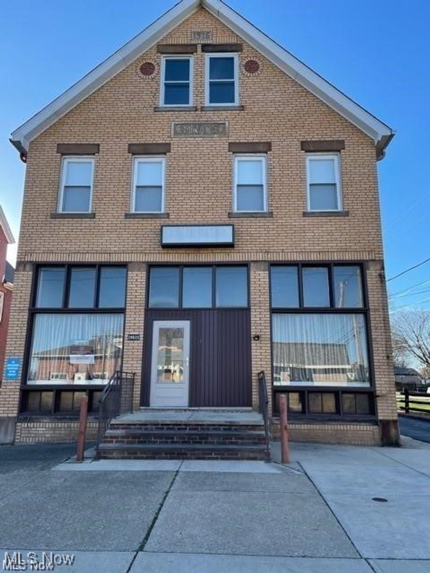 BEAUTIFULLY UPDATED AND MODERN SPECIAL 3RD FLOOR TOP-LEVEL UNIT !!! CONVENIENT LOCATION. ENJOY THIS GREAT UNIT AND HIGH-CEILINGS. LAUNDRY IN THE BASEMENT. PARKING BEHIND THE BUILDING IN LARGE PARKING LOT. TENANT PAYS ALL UTILTIES. CALL TODAY TO SCHEDULE A SHOWING !!!