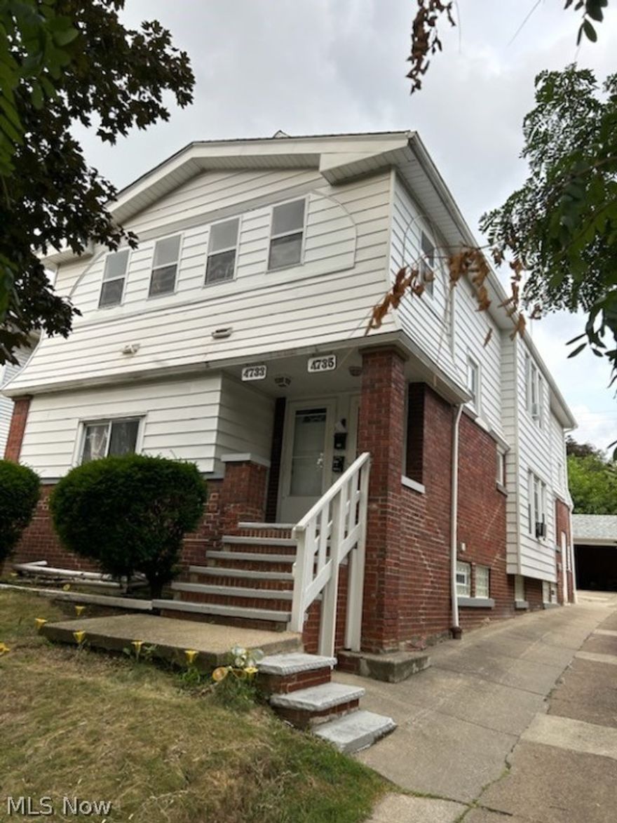 Garfield Duplex - Investment Property or Double Family Home.  Upper & Lower units feature  Living room, Formal dining room, 2 bedrooms and full bath.  Separate meters, newer roof & some windows.  Great property

separate addresses 4733  & 4735