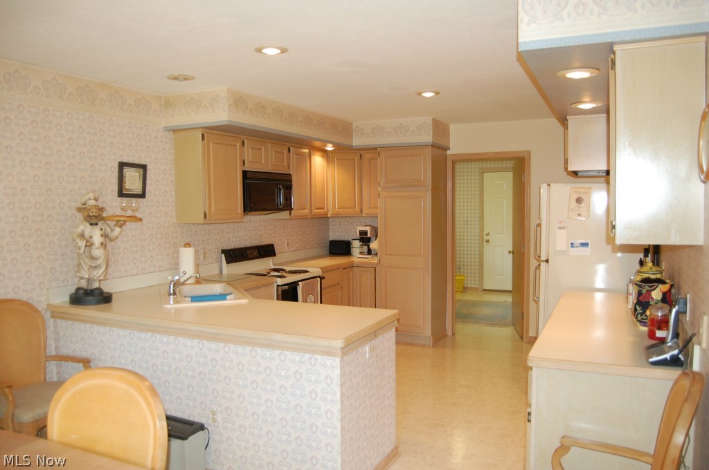 Village Crystal Lakes Condo - Residential