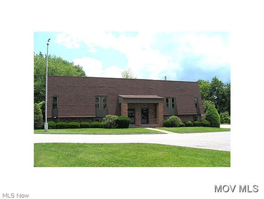 The building is a split-entry style. The upper level is available. This section is a large open space that can be designed for different uses. 2 restrooms and a utility area in the back with rear access.  Fire: CIT  Police: CTY  WaterAvail: Y  GasAvail: Y  PossFreeGas: N