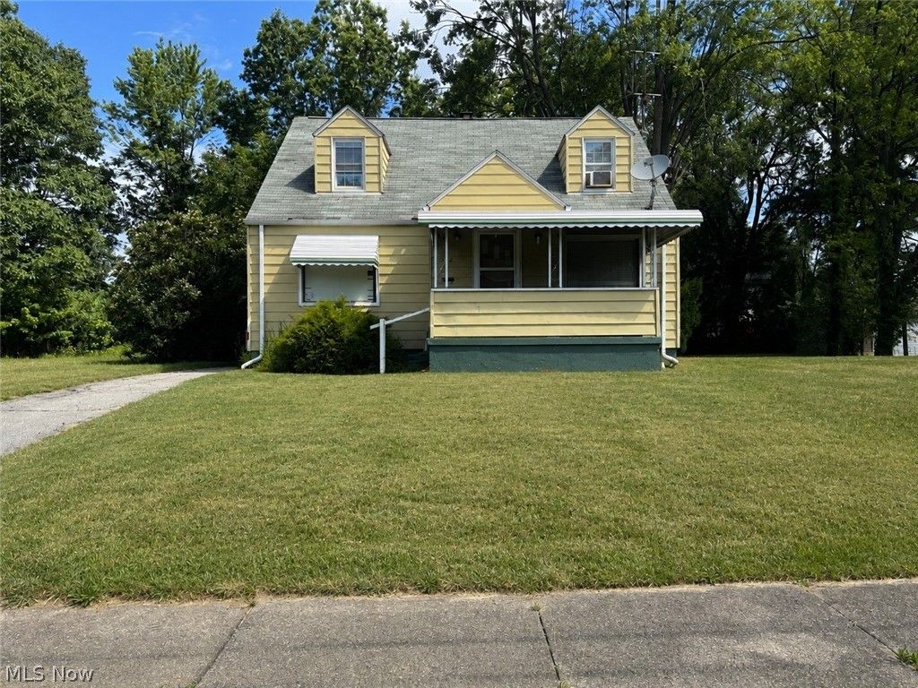 Photo of 372 E Philadelphia Avenue, Youngstown, OH 44507 (MLS # 5220874)