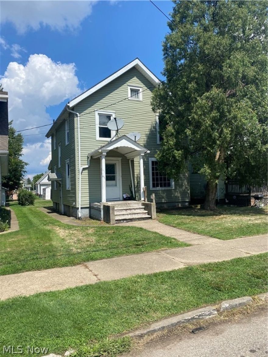 3 bedroom 1bath. Siding 2-3 years old