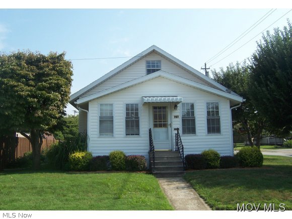 Nice older 1.5 story home with several updates. All measurements approx. Taxes are HMSTD. Elem: Vienna Elementary School Elem/Bus: N JrHigh: Jackson Jr. High School JrHigh/Bus: N High: Parkersburg High High/Bus: Y Fire: VOL Police: CTY PossFreeGas: N ;SQFT=Fin L1:816, Fin L2:297, Fin Above:1113, Fin Total:1113, Unfin Bsmt:816, Unfin Above:816;GAR= 1 Car Det