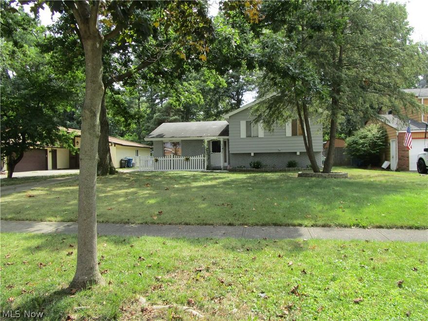 Beautiful Spit Level Home with 3 bedrooms and 2 full baths! Open concept with updated kitchen and bathrooms. Newer furnace and hot water tank**Large backyard and much more!