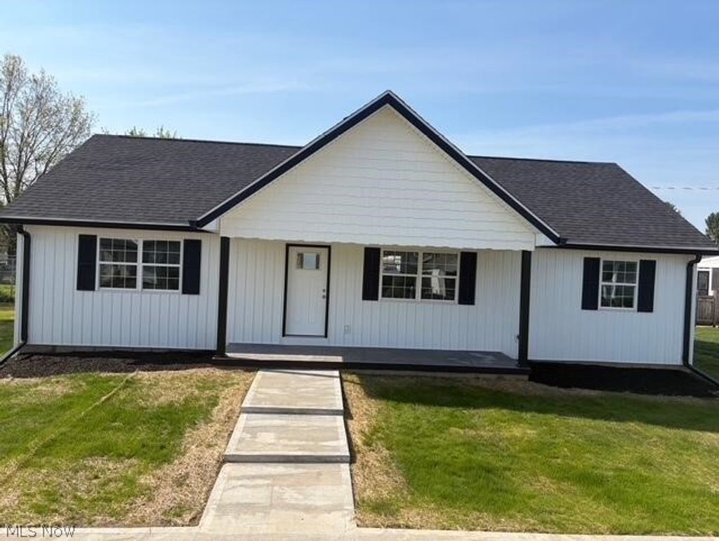 Photo of 165 W 3rd Street, Frazeysburg, OH 43822 (MLS # 5207127)
