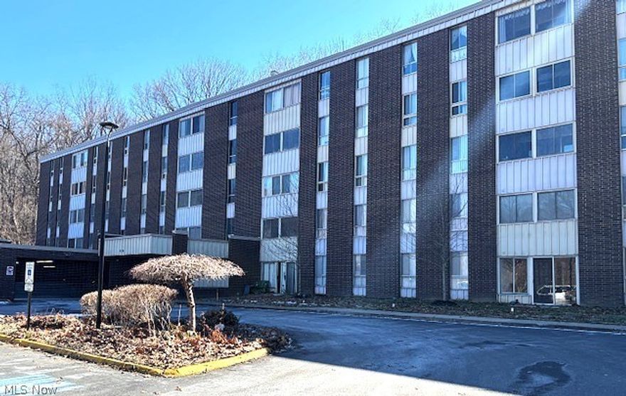 Looking for a 3 bedroom, 2 bath condo in the Silver Lake area?   This spacious unit offers 1,487 Sq Ft. and sits at the end of the hallway with nice views.  The living room includes a sectioned off Sun room, eat-in kitchen that comes with appliances, spacious master bedroom with full bath and a neutral decor.  Come in an add a few cosmetic changes to make this unit just the way you like.