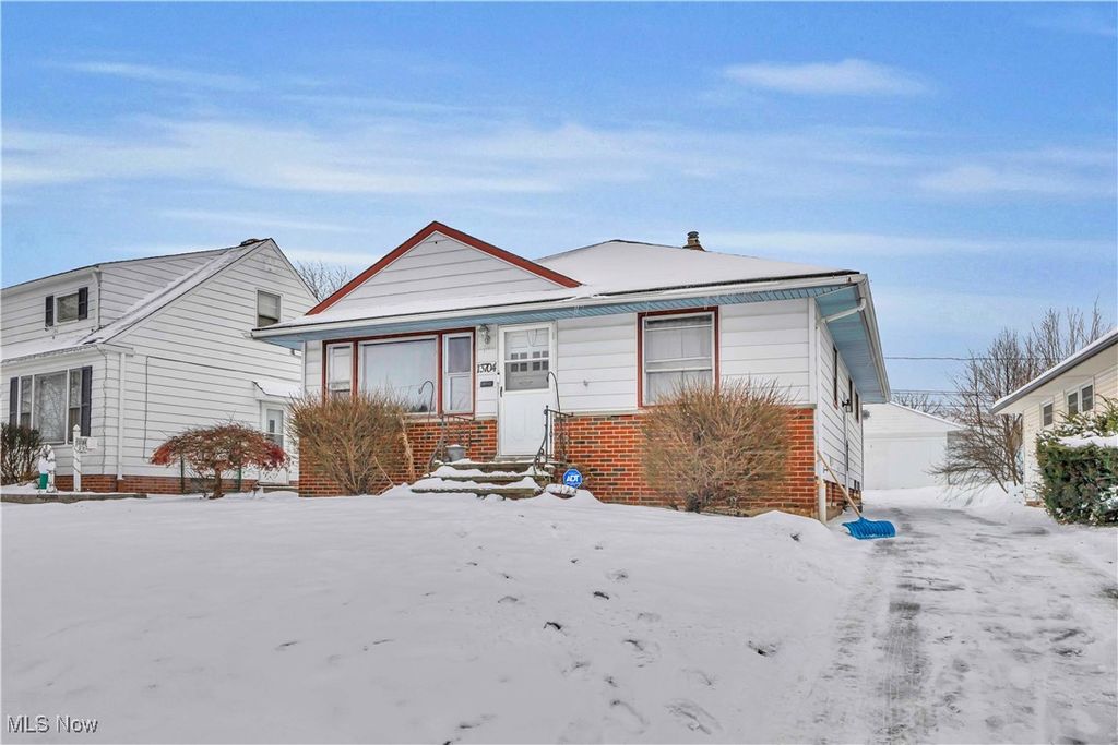 Photo of 13704 Linn Avenue, Garfield Heights, OH 44125 (MLS # 5176550)