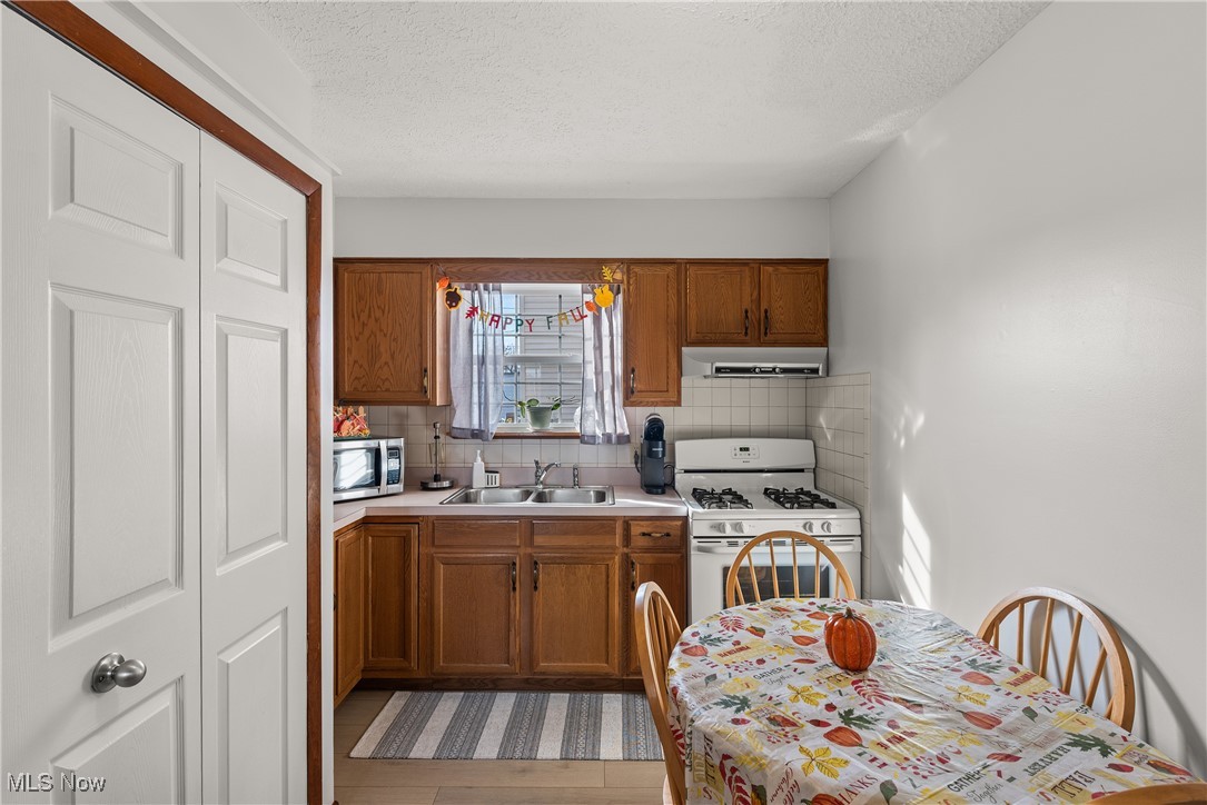 Lorain, Ohio 44055, United States, 5 Bedrooms Bedrooms, ,3 BathroomsBathrooms,Residential,Active,240617