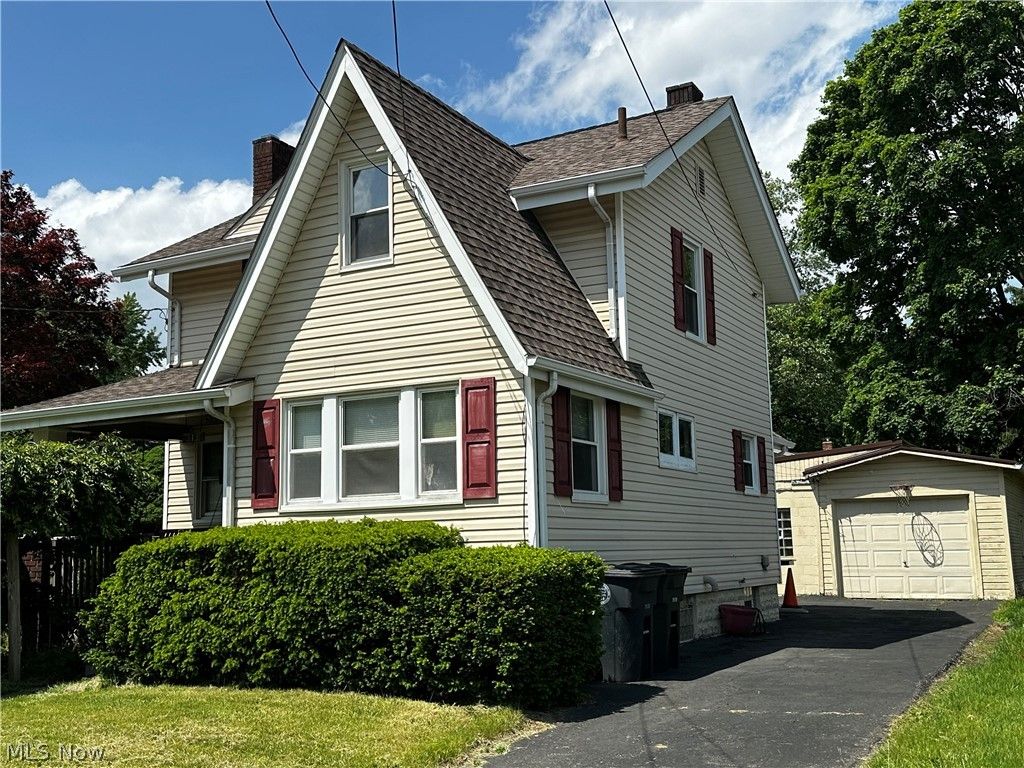 Photo of 513 W Waterloo Road, Akron, OH 44314 (MLS # 5211647)