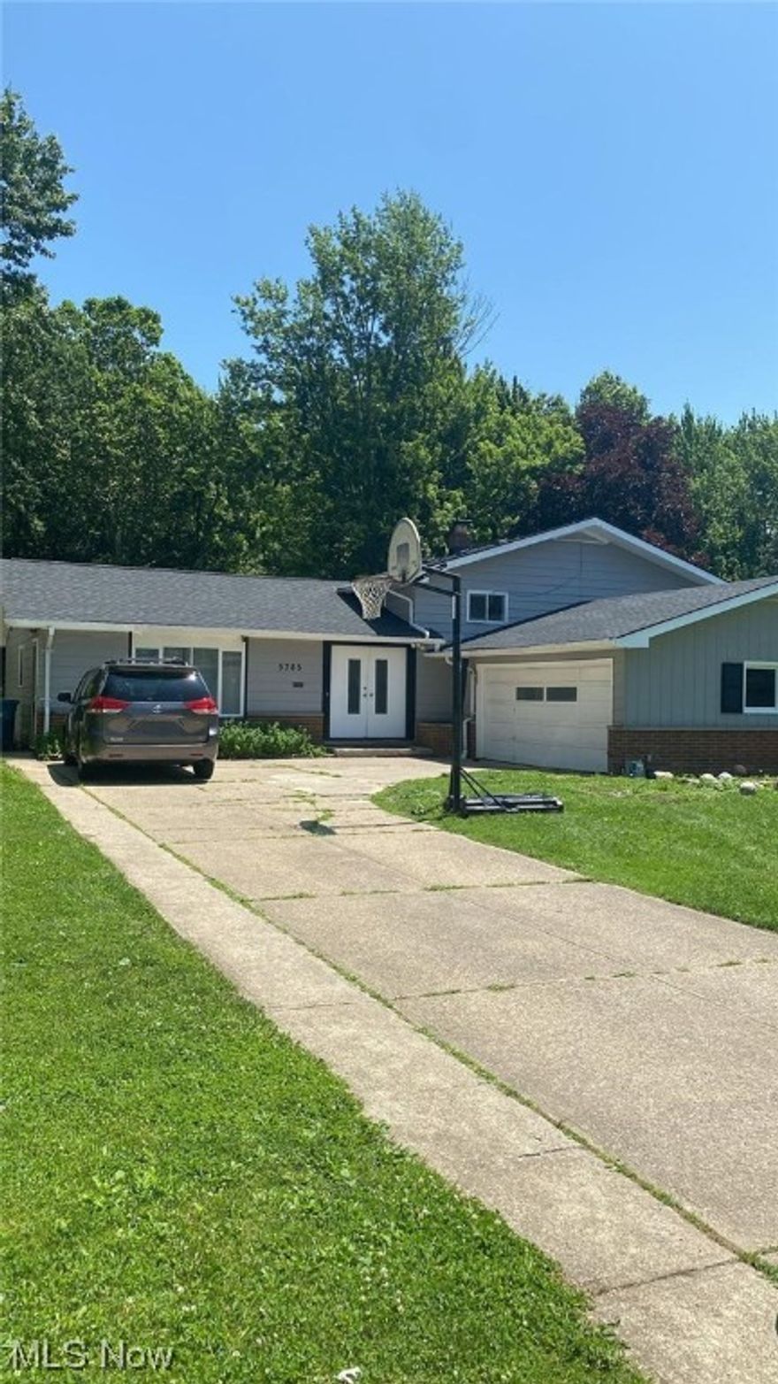 Sold as is, Nice 4 BD split level single house, 2 and 1/2 bathrooms, 2 car garage, lots of updates during the last 5 years (new roof 2021, new kitchen,
bathroom 2018, new flooring family room 2022, new furnace A/C 2020, new garage opener 2023, Stove 2023, fridge 2018, Microwave 2018).