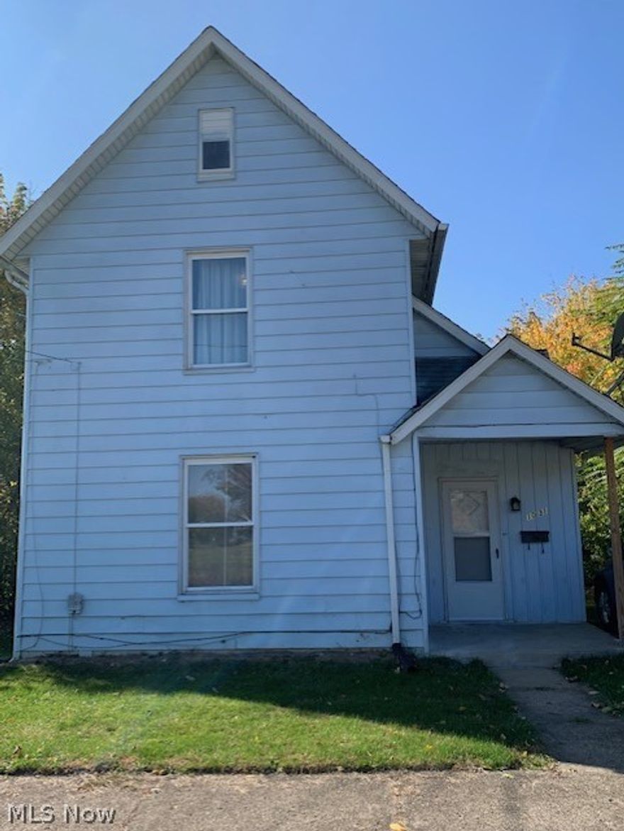 Very Nice Well Maintained & Clean 2 Bedroom Home. Perfect for a smaller family or a great rental investment. Nothing needs to be done to this home, just move right in! Make your appointment soon!!