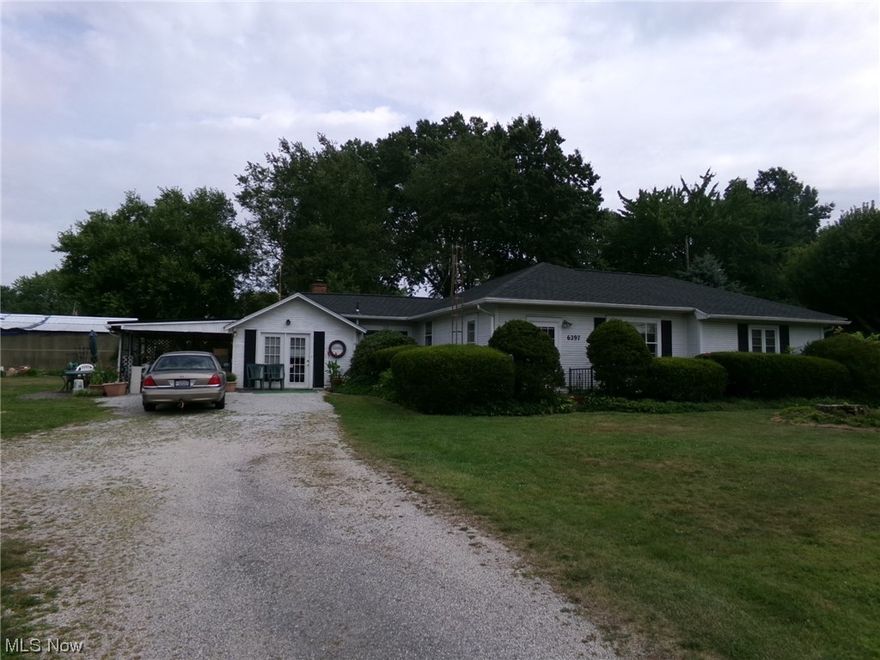 HUGE PRICE REDUCTION, OWNER IS EAGER TO SELL
OPEN HOUSE OCTOBER 8TH, 2023 FROM 3PM TO 5PM
Possible third bedroom