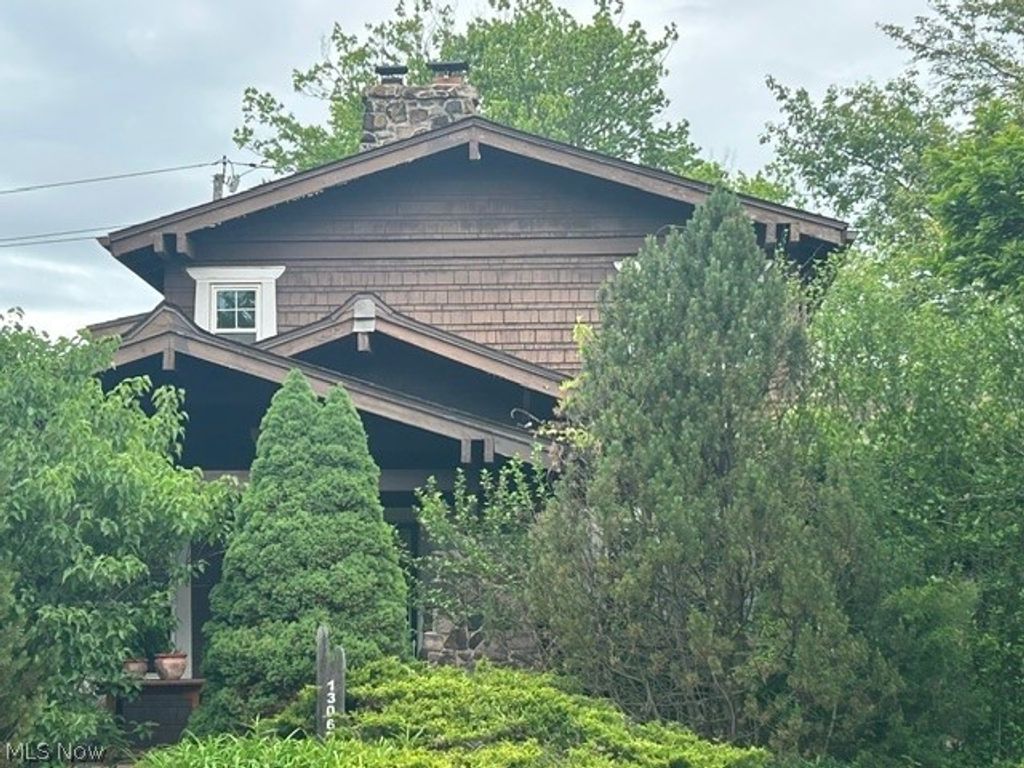 Photo of 13067 Cedar Road, Cleveland Heights, OH 44118 (MLS # 5212572)