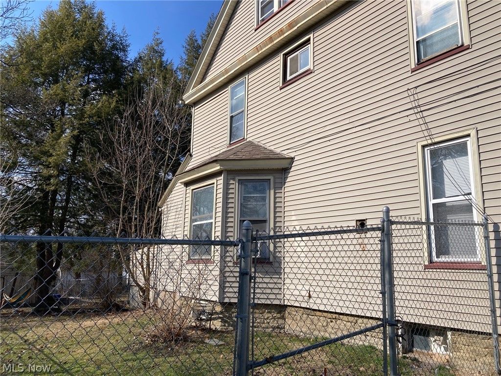 Photo of 32 Summit Avenue, Niles, OH 44446 (MLS # 5192432)