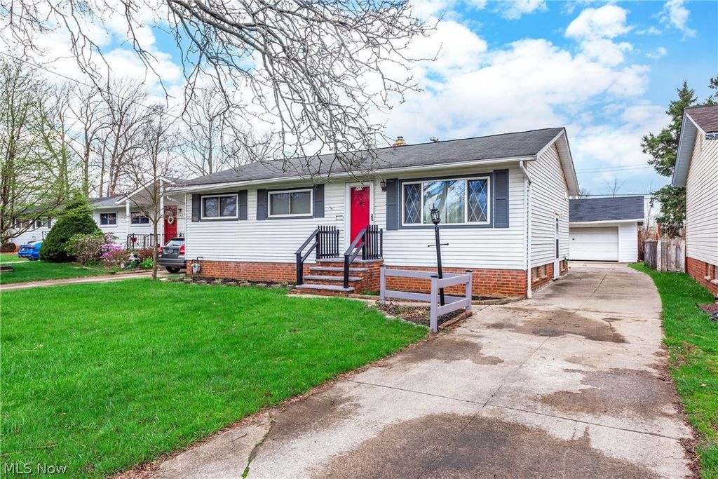 Photo of 902 Colonel Drive, Cleveland, OH 44109 (MLS # 5199185)