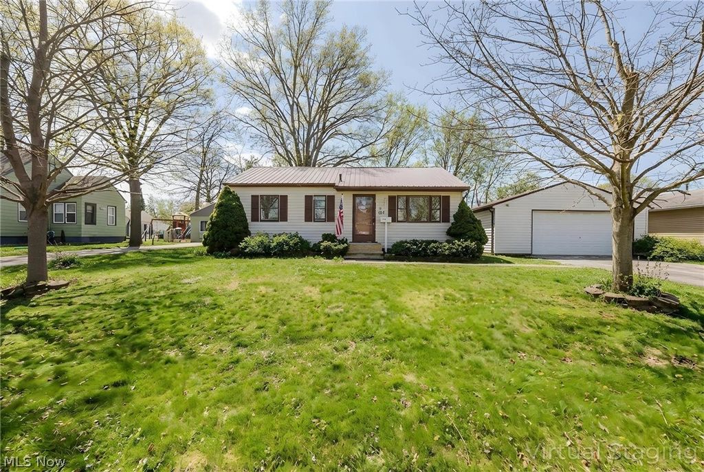 Photo of 524 Jefferson Avenue, Barberton, OH 44203 (MLS # 5189771)