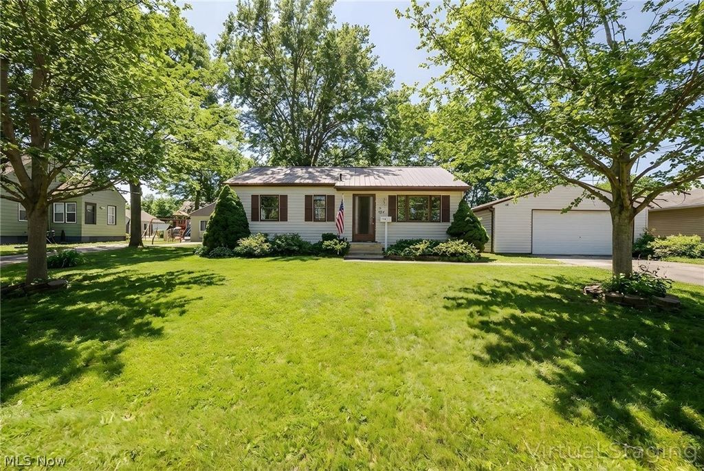 Photo of 524 Jefferson Avenue, Barberton, OH 44203 (MLS # 5189771)