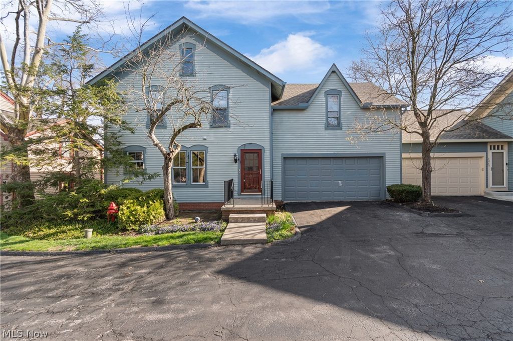 Photo of 41 Hudson Common Drive, Hudson, OH 44236 (MLS # 5201363)