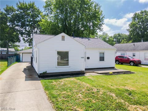 Photo of 470 Standish Street NW, Massillon, OH 44647 (MLS # 5226658)