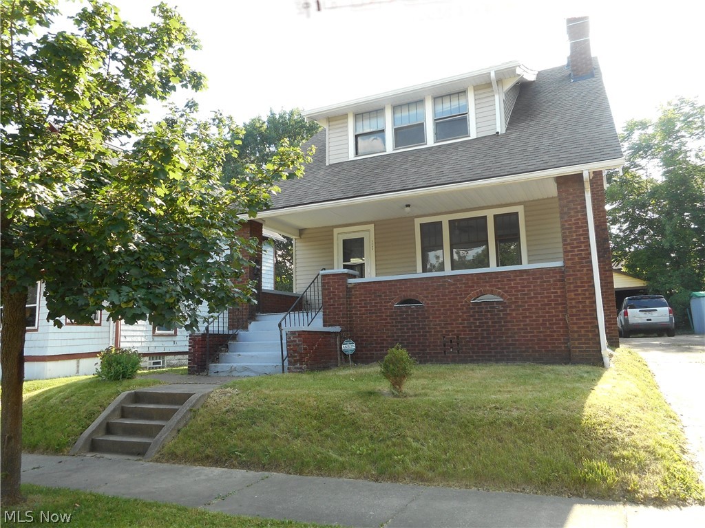 Attention Investors: This property was a 2 family unit (just needs separate entrance put back in). Two separate electric meters.
The 4th bedroom currently houses the 2nd kitchen so it could be used for either.
Rented for $800 monthly.
Just needs your TLC.
Sold "as is" - sellers will make no repairs.
