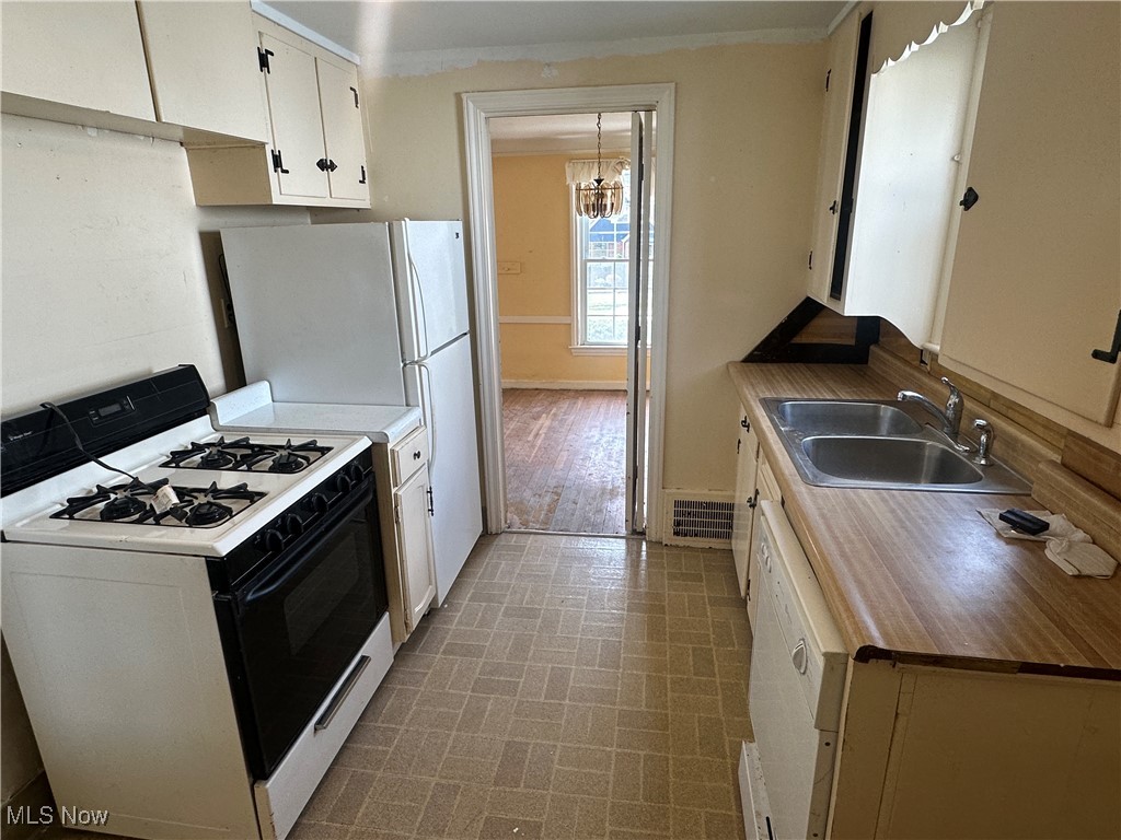 South Euclid, Ohio 44121, United States, 2 Bedrooms Bedrooms, ,2 BathroomsBathrooms,Residential,Pending,94761