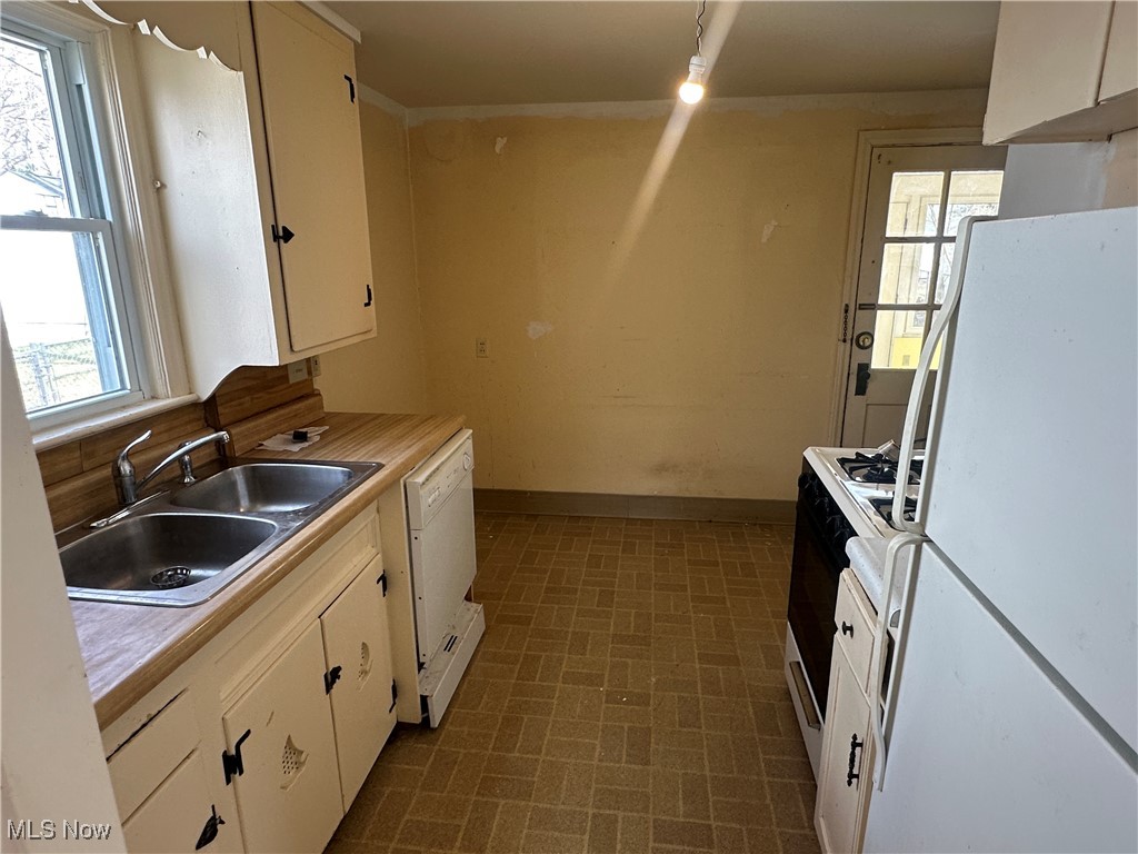 South Euclid, Ohio 44121, United States, 2 Bedrooms Bedrooms, ,2 BathroomsBathrooms,Residential,Pending,94761