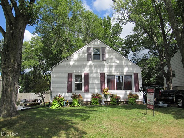 What a great opportunity in Plain Twp! 3 br, 1 bath bungalow that has been nicely updated and nicely kept.
The upper level could be a bedroom or any type of flex space. Currently tenant occupied
Great location near schools, shopping, restaurants, and easy highway access.