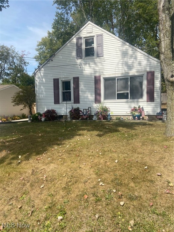 What a great opportunity in Plain Twp! 3 br, 1 bath bungalow that has been nicely updated and nicely kept.
The upper level could be a bedroom or any type of flex space. Currently tenant occupied
Great location near schools, shopping, restaurants, and easy highway access.