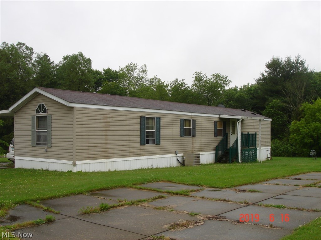 You can live here cheaper than rent! 1998 Skyline with 3 bedrooms and two full baths. Living room, eat in kitchen with custom built in bar complete with bar stools. Call and make your appointment today!
