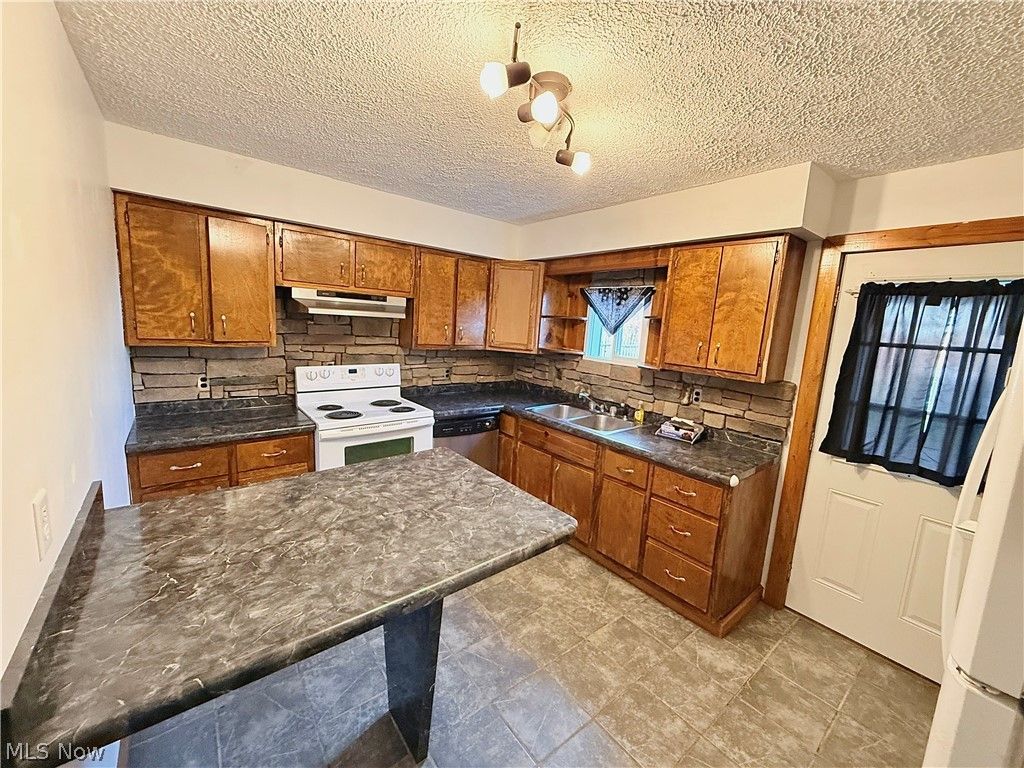Photo of 4254 Harrison Street, Bellaire, OH 43906 (MLS # 5212696)
