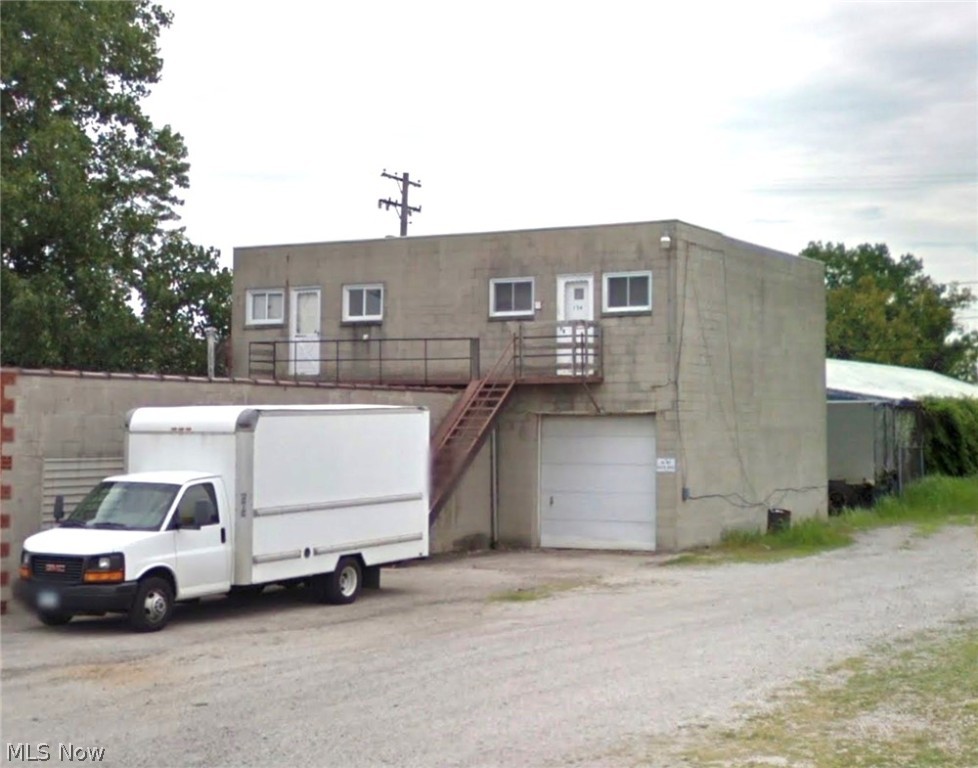 Warehouse/flex space for lease. Two overhead drive in doors, approximately 2000sqft warehouse/garage/storage space.