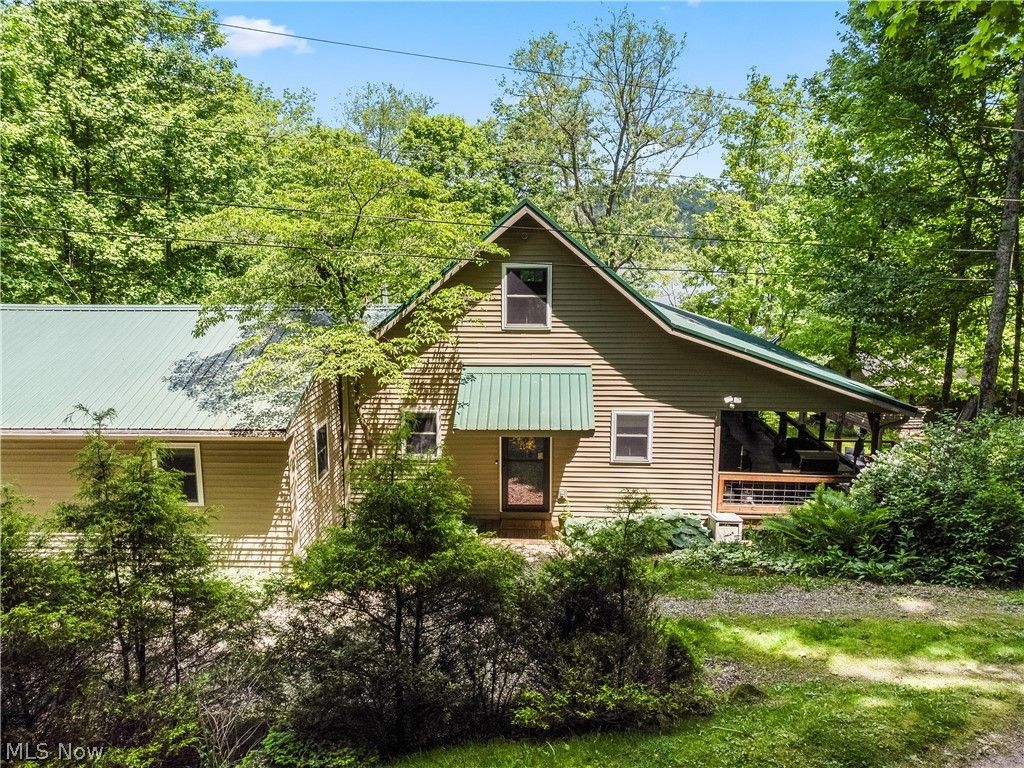Photo of 33605 Goodrich Drive, Piedmont, OH 43983 (MLS # 5212396)