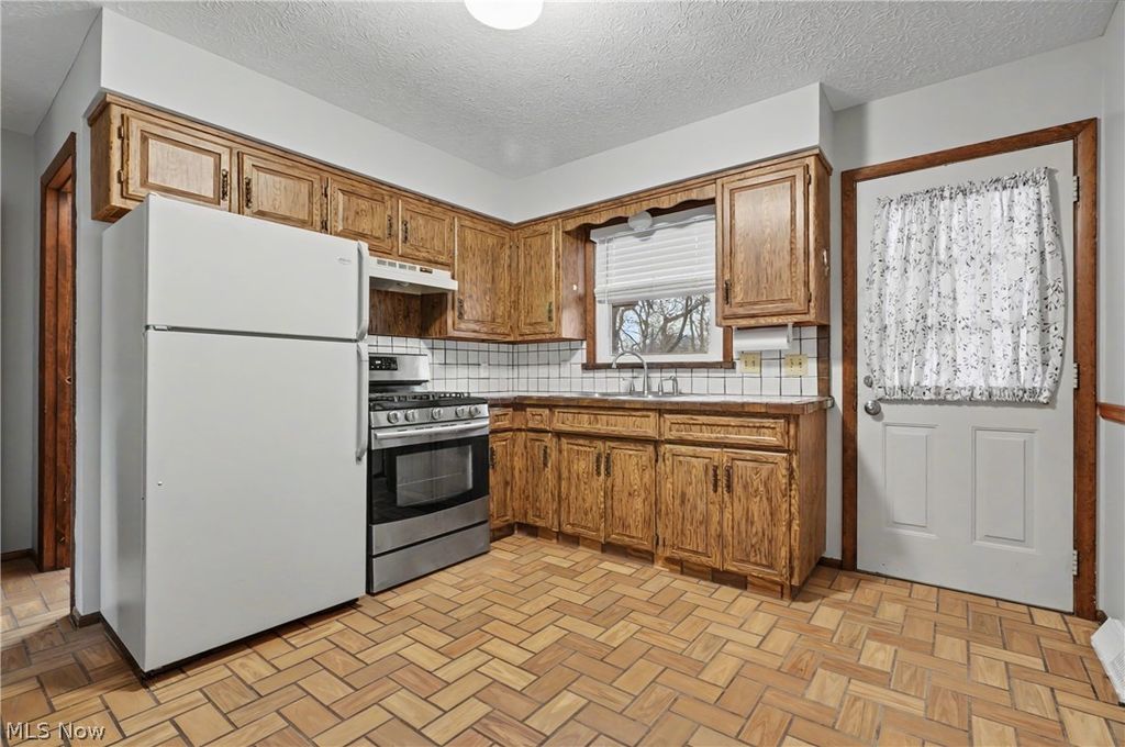 Photo of 548 Continental Drive #B, Salem, OH 44460 (MLS # 5195442)