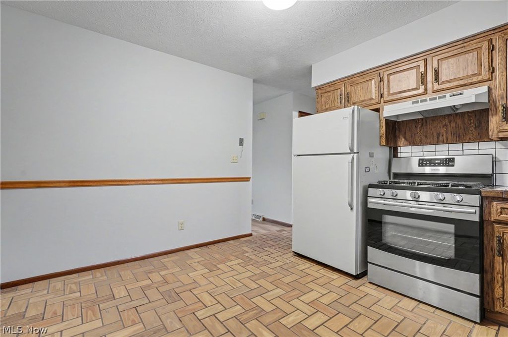 Photo of 548 Continental Drive #B, Salem, OH 44460 (MLS # 5195442)