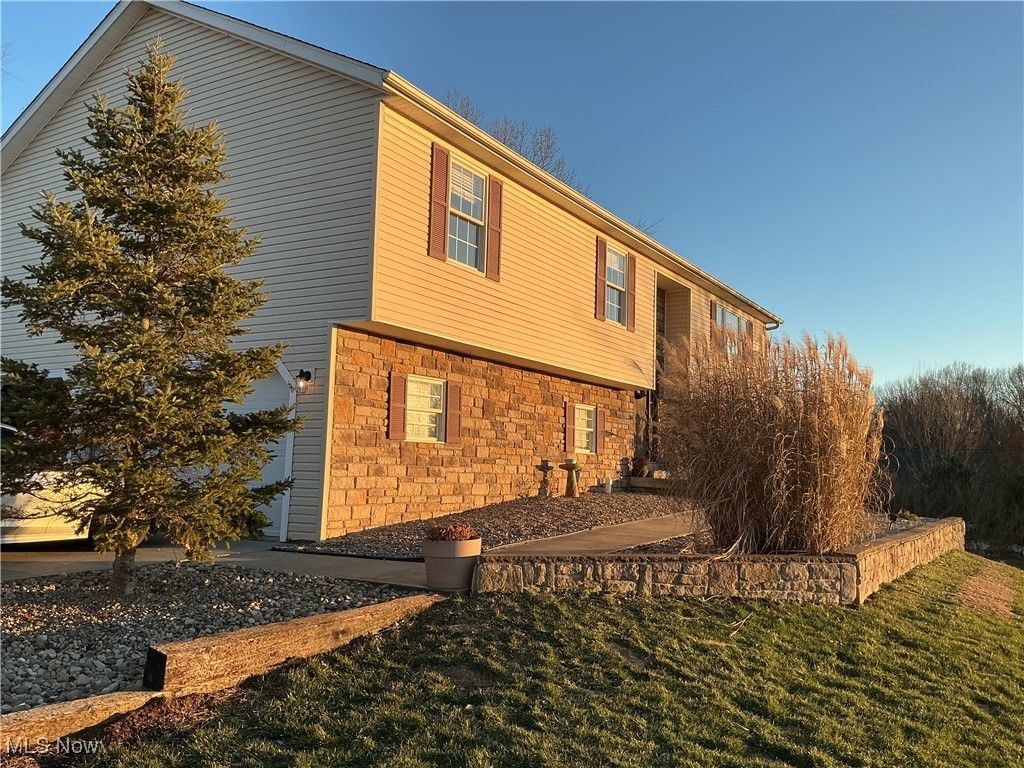 Photo of 7034 Eaglepoint Drive, Nashport, OH 43830 (MLS # 5178154)