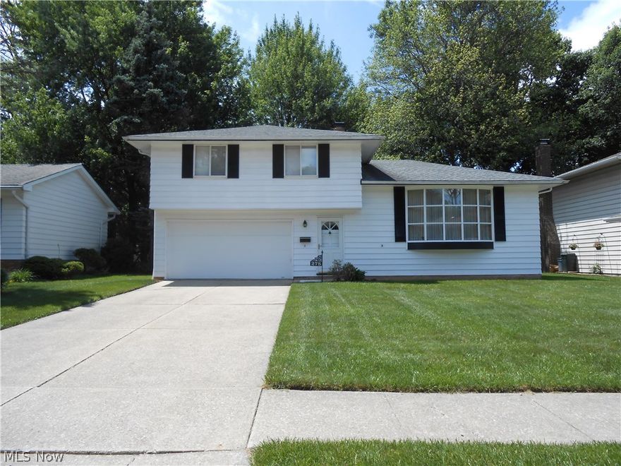 Well cared for 3 bedroom split level in sought after surfside!  Eat in Kitchen, formal dining room and spacious living room!  All 3 bedrooms nice size!  Family room and Laundry room in lower level!  Attached 2 car garage! covered patio overlooks nice fenced back yard! Dishwasher and disposal included!  Other appliances are negotiable! 12 month home warranty!!