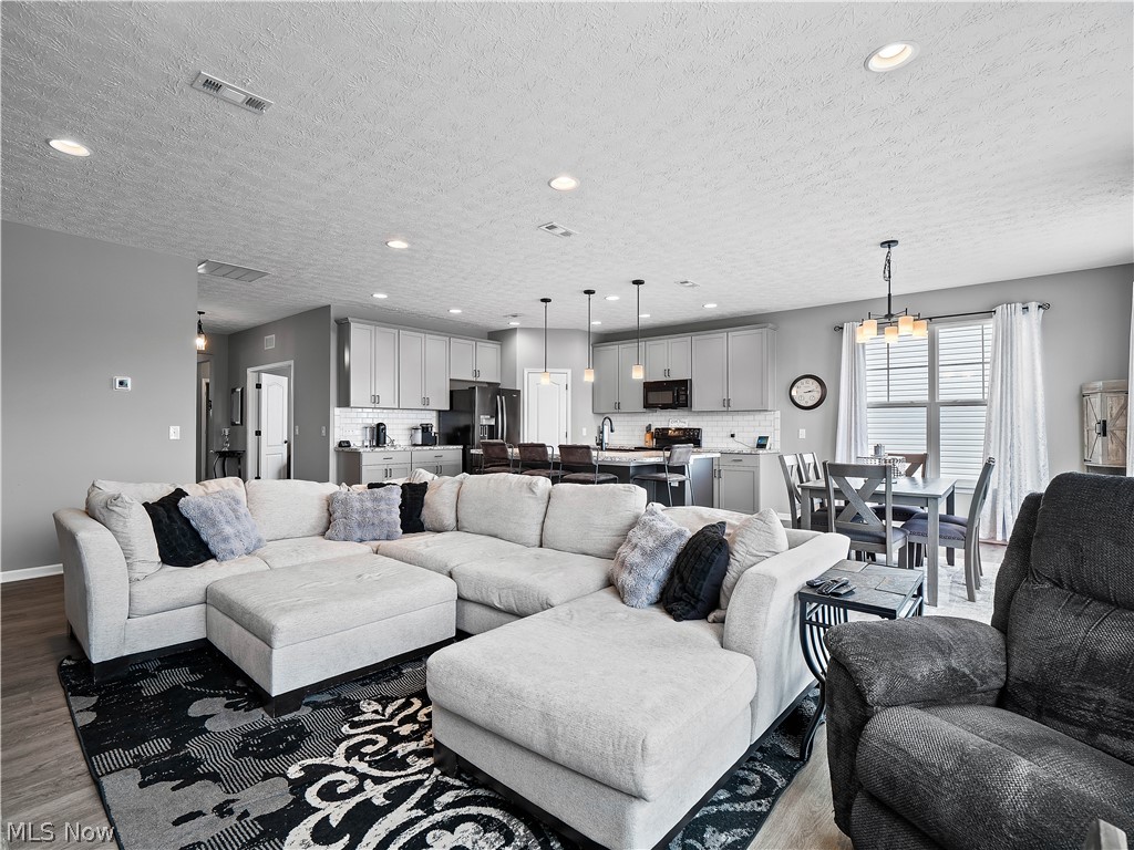 Four Seasons at Chestnut Ridge - Residential