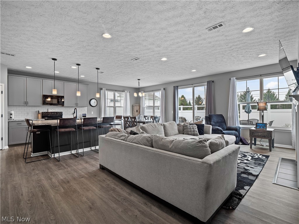 Four Seasons at Chestnut Ridge - Residential