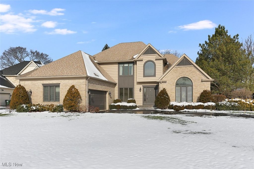 Photo of 196 Chisholm Court, Aurora, OH 44202 (MLS # 5180941)