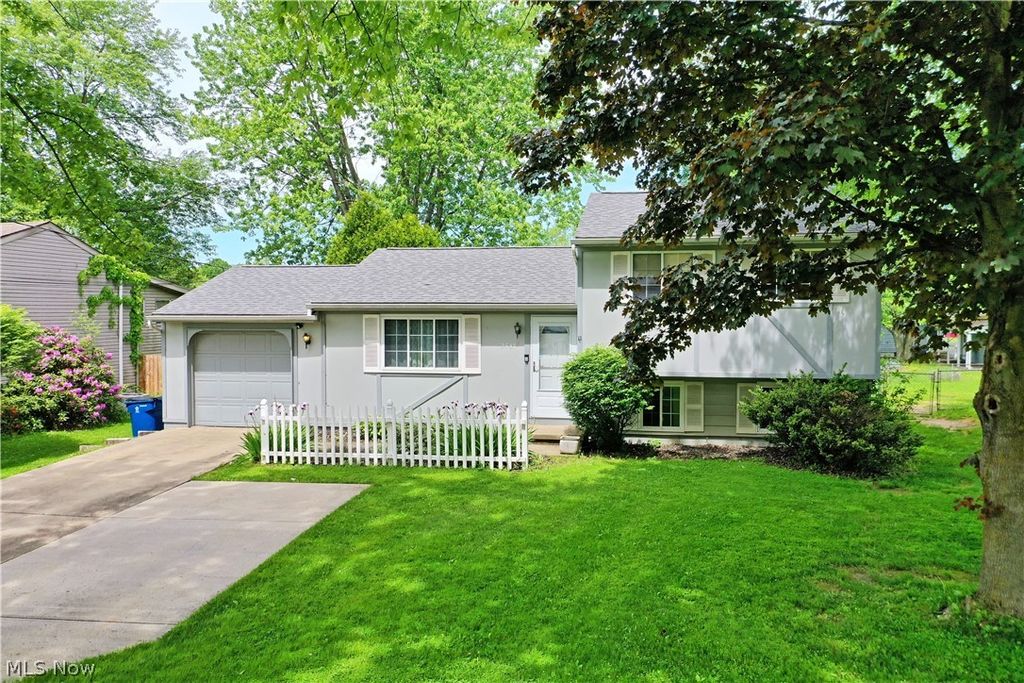 Photo of 2543 Walnut Street, Girard, OH 44420 (MLS # 5210696)