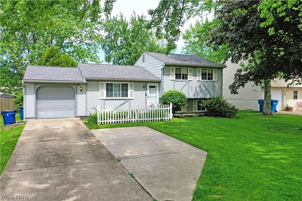 Photo of 2543 Walnut Street, Girard, OH 44420 (MLS # 5210696)