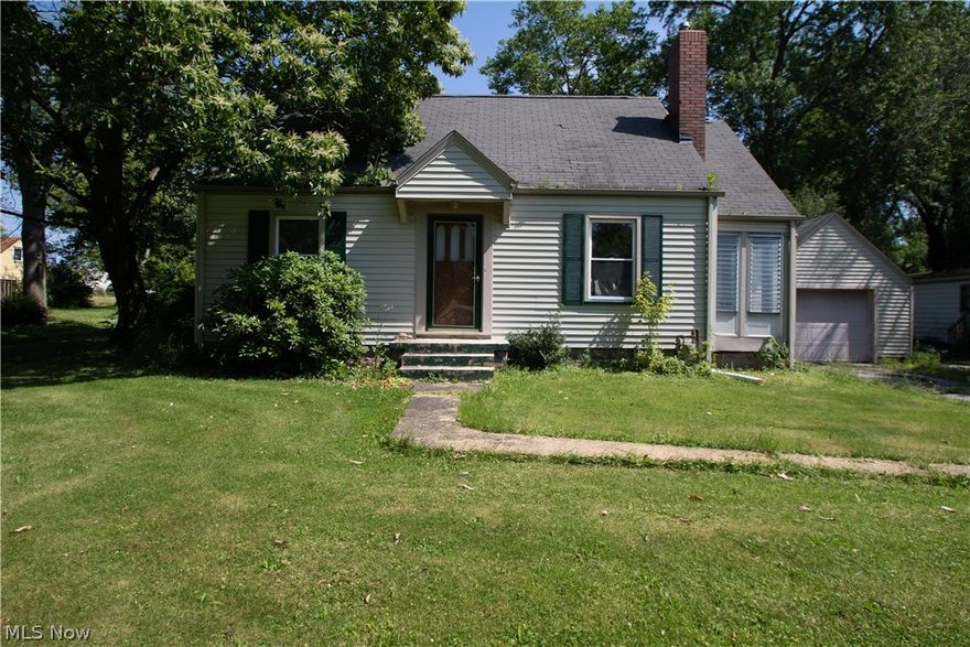 Howland 4 bedroom Cape Cod on 1 acre! Howland schools. Home features 2 1/2 baths! Needs a little TLC. Call today!