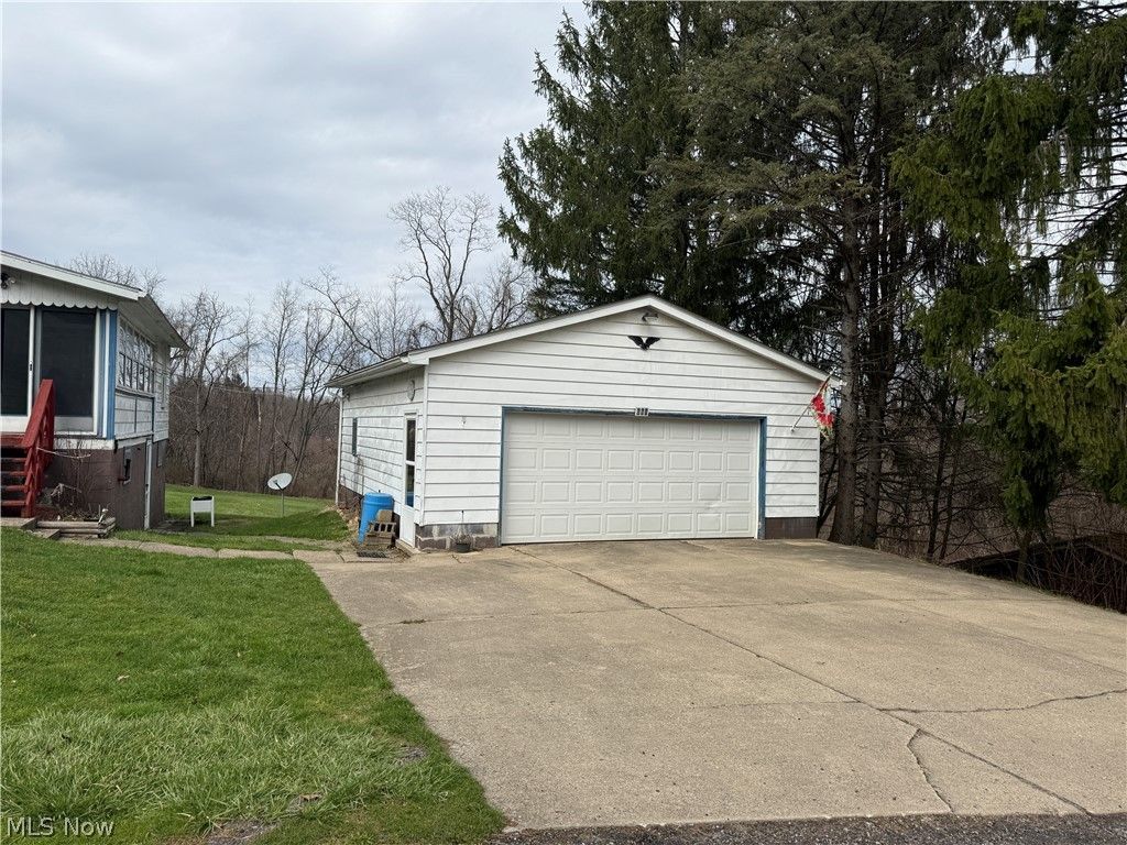 Photo of 668 Springview Road, East Liverpool, OH 43920 (MLS # 5197526)