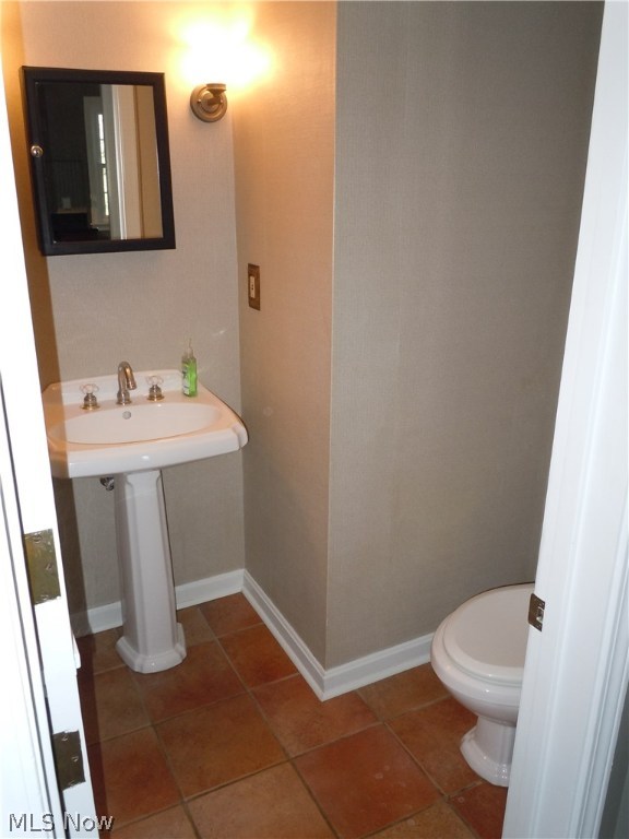 Main image without alt text